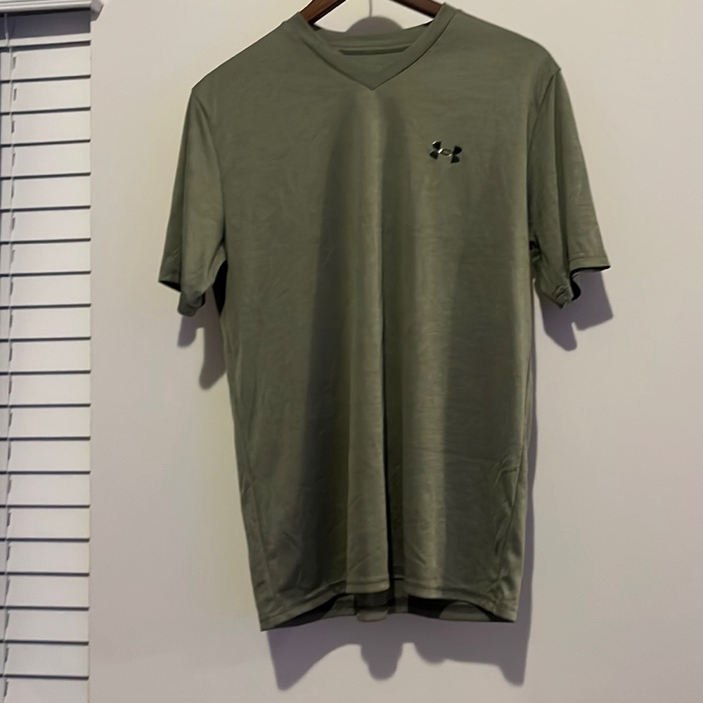 Green mens under armor tee size medium good condition